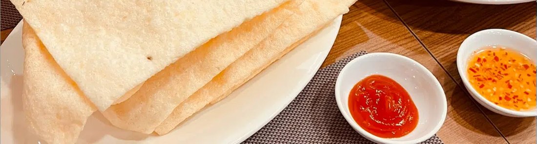 Bánh phồng tôm dùng cùng món gỏi và nước chấm