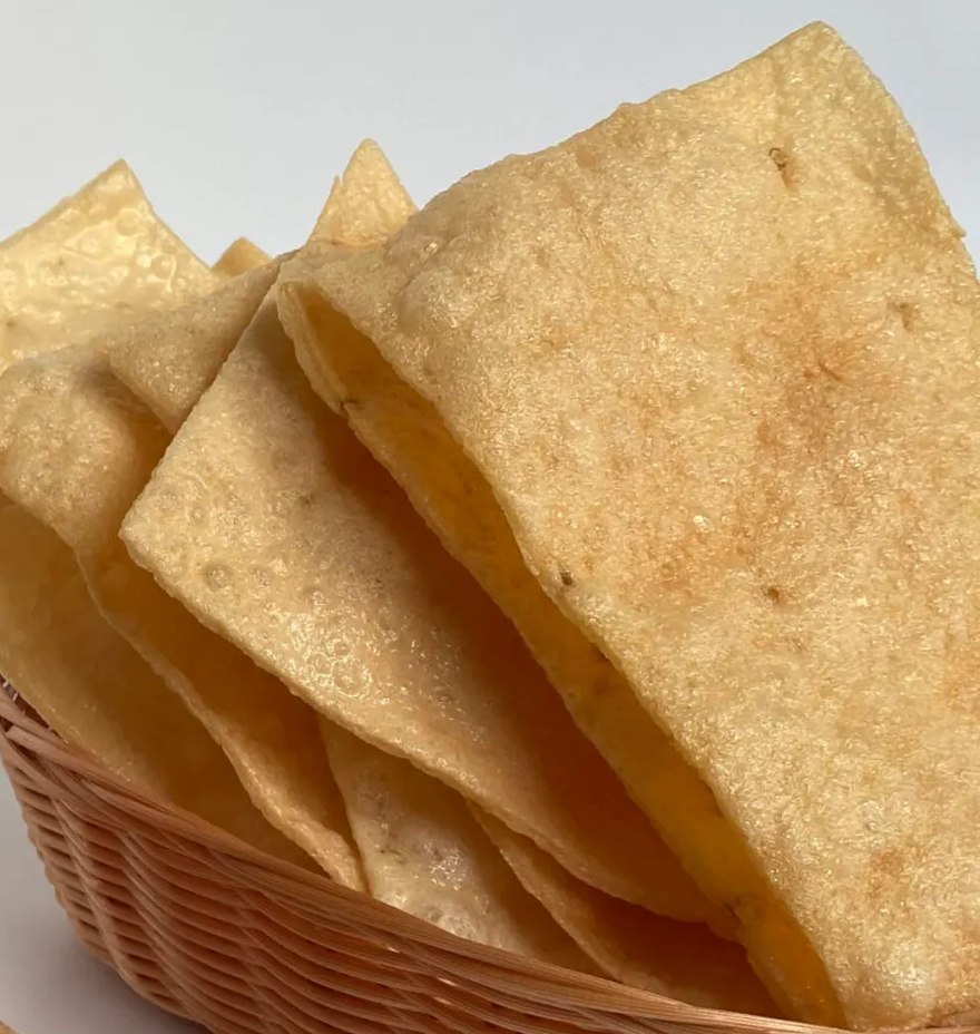 Giỏ bánh phồng tôm vuông đã chiên vàng giòn