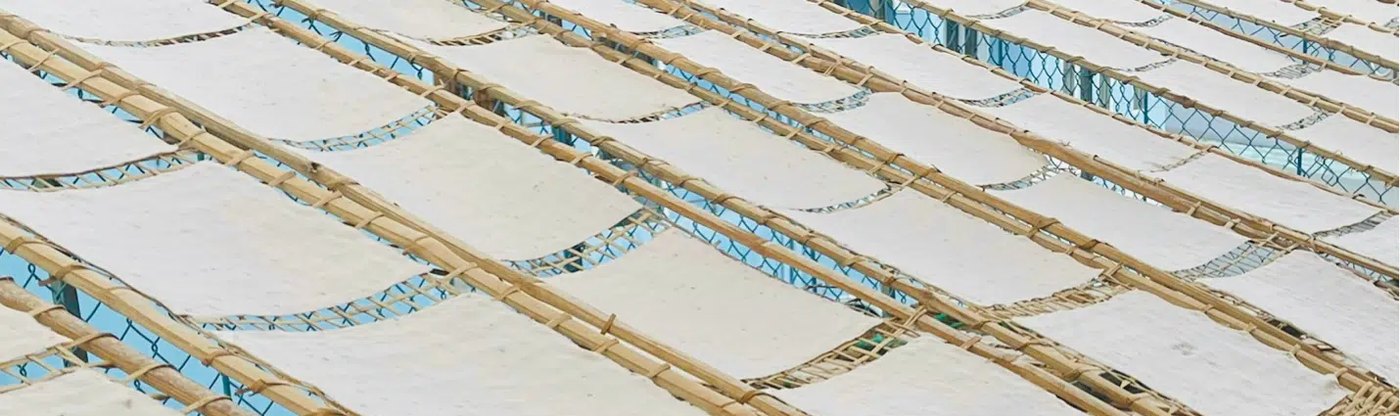 Những mẻ bánh phồng tôm đang được phơi nắng trên giàn